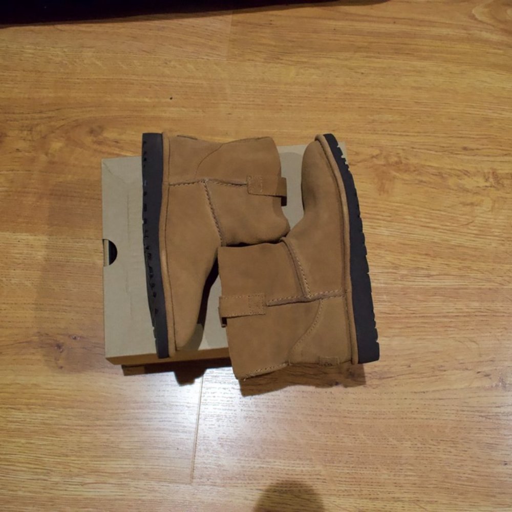 UGG - Picture 2 of 3